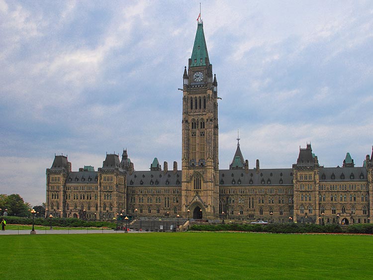 2022加拿大移民新政！境内申请最长可延期十年？